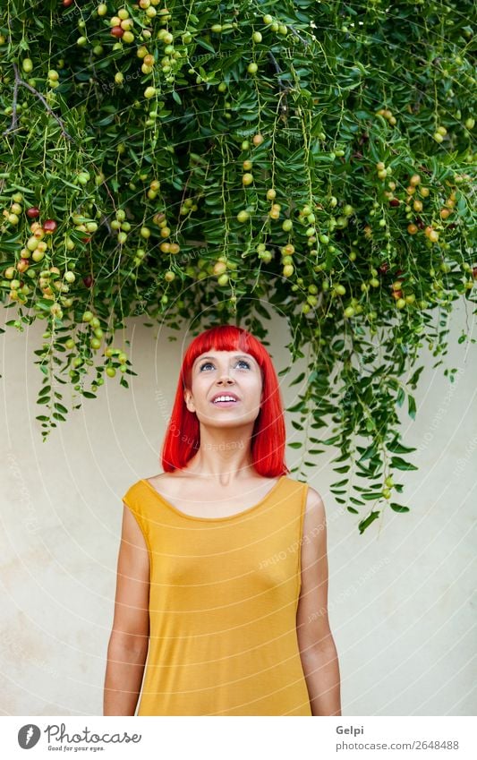 Rothaarige Frau mit gelbem Kleid Lifestyle Stil Freude Glück schön Haare & Frisuren Gesicht Wellness Windstille Sommer Mensch Erwachsene Natur Pflanze Park Mode