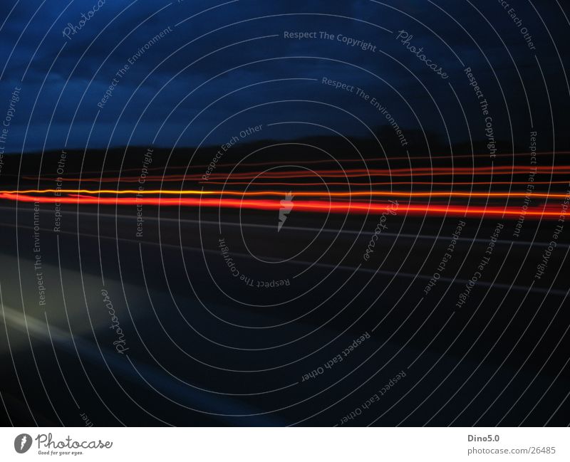 Speed 1 Langzeitbelichtung Lastwagen Geschwindigkeit dunkel rot Autobahn schwarz Himmel blau