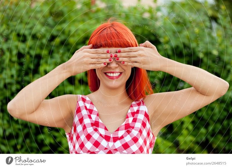 Rothaarige Frau, die ihre Augen bedeckt. Lifestyle Stil Freude Glück schön Haare & Frisuren Gesicht Wellness ruhig Spielen Sommer Mensch Erwachsene Natur