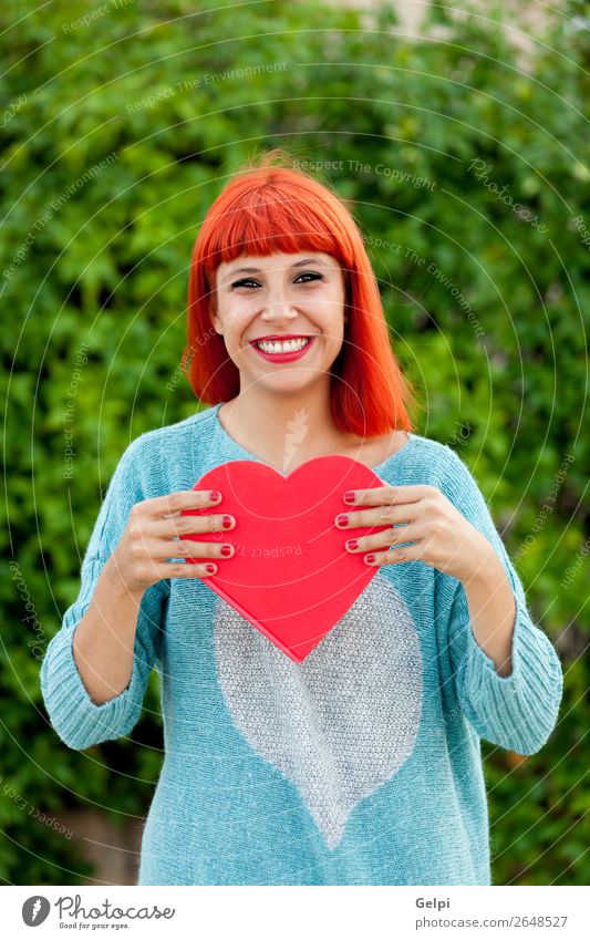 Entspannte rothaarige Frau im Park Lifestyle Stil Freude Glück schön Haut Gesicht Schminke ruhig Mensch Erwachsene Hand Mode Herz Lächeln Liebe Fröhlichkeit