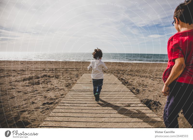 Baby-Bruder, der an einem sonnigen Tag am Strand läuft. Lifestyle Kindererziehung Bildung Kindergarten Mensch maskulin Kleinkind Junge Familie & Verwandtschaft