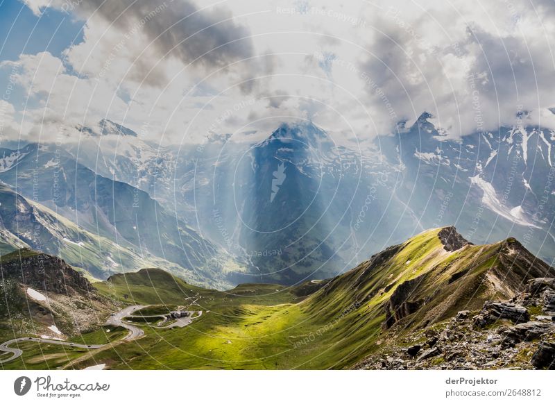 Großglockner Pass im Sonnenlicht II Starke Tiefenschärfe Kontrast Schatten Licht Tag Textfreiraum Mitte Textfreiraum oben Textfreiraum links Textfreiraum rechts