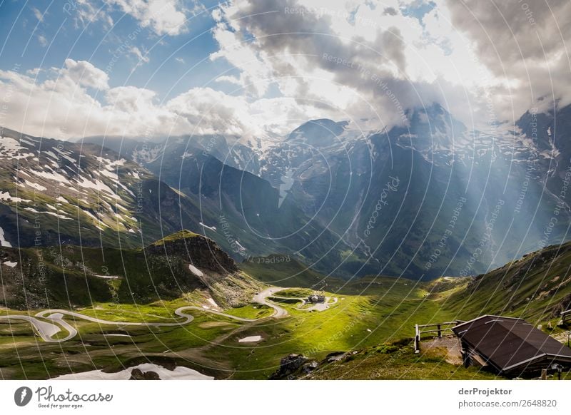 Großglockner Pass im Sonnenlicht I Starke Tiefenschärfe Kontrast Schatten Licht Tag Textfreiraum Mitte Textfreiraum oben Textfreiraum links Textfreiraum rechts