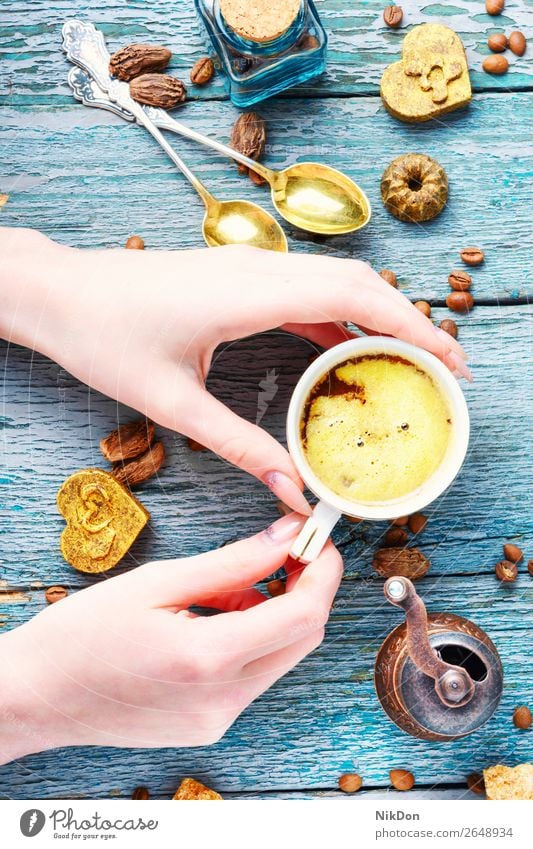 Tasse türkischer Kaffee und geröstete Bohne Bonbon Süße Schokolade trinken Koffein süß Lebensmittel Dessert braun Hand Getränk Zimt Konditorei Morgen Espresso