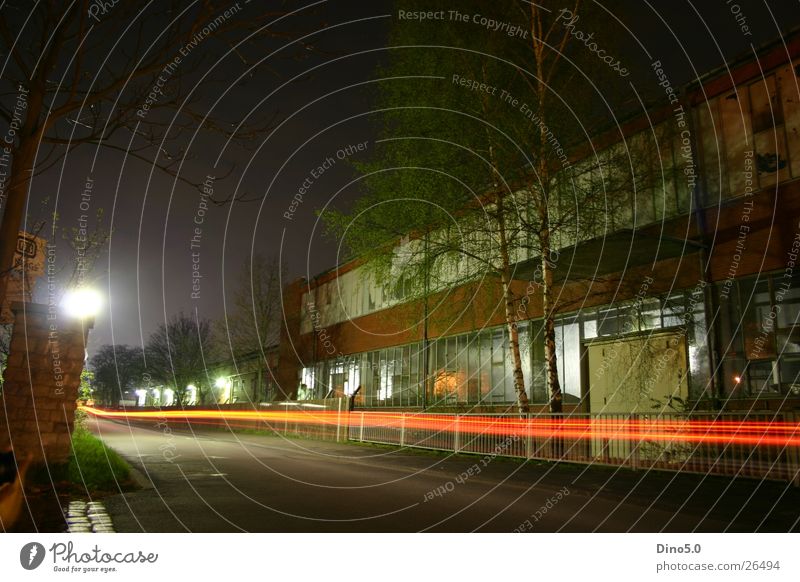 Langzeitbelichtung Nacht Haus Gebäude Laterne Geschwindigkeit Zaun Mauer Baum Sträucher rot schwarz dunkel Straße Unternehmen Tor Himmel