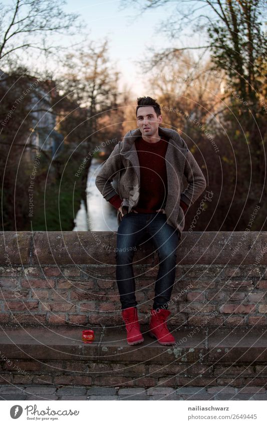 Junger Man auf der Brücke Tasse Becher Lifestyle kaufen Stil Ausflug Winter Weihnachten & Advent Mensch maskulin 1 18-30 Jahre Jugendliche Erwachsene