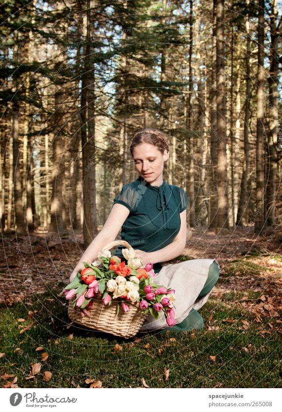 Springtime Mensch feminin Junge Frau Jugendliche 1 18-30 Jahre Erwachsene Natur Landschaft Frühling Schönes Wetter Wald Mode blond beobachten berühren Umarmen