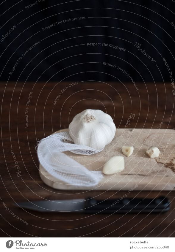 knoblauch. Gemüse Knoblauch Knoblauchknolle Knoblauchzehe ästhetisch Messer Schneidebrett Farbfoto Innenaufnahme Studioaufnahme Menschenleer Textfreiraum oben