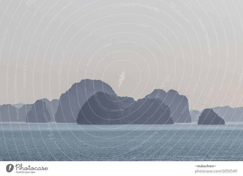 Halong Bay IV Natur Landschaft Urelemente Wasser Schönes Wetter Nebel Hügel Felsen Wellen Küste Bucht Meer blau Stimmung Ferien & Urlaub & Reisen ruhig Ferne