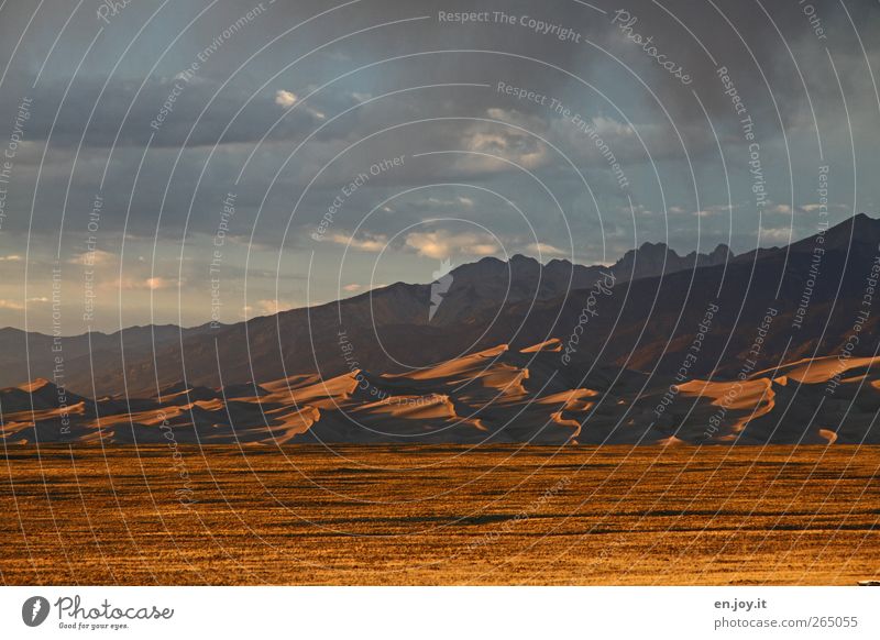 Windberge Ferien & Urlaub & Reisen Natur Landschaft Sand Himmel Wolken Gewitterwolken Sonnenlicht Berge u. Gebirge Wüste außergewöhnlich blau braun gold