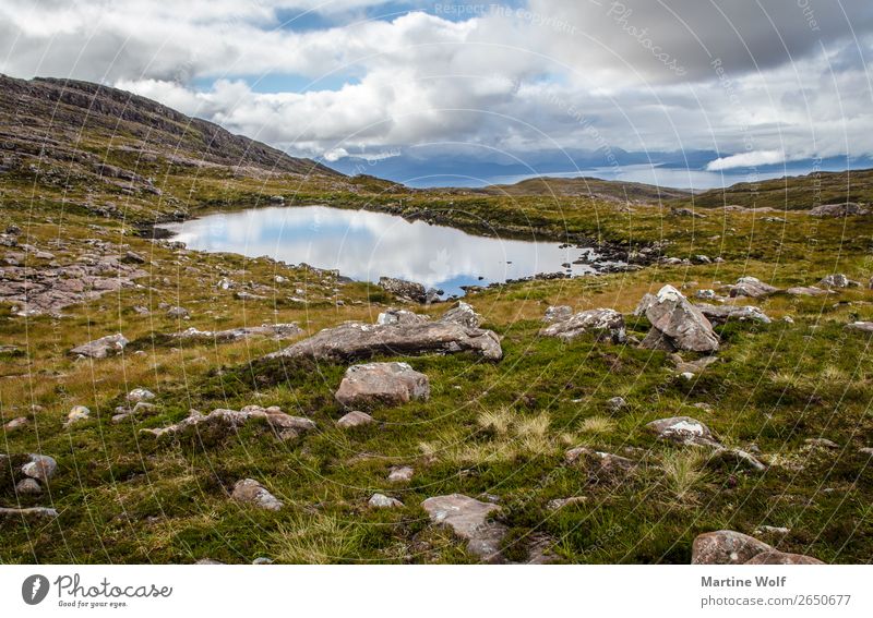 little loch Umwelt Natur Landschaft Urelemente Himmel Wolken Wetter Hügel Felsen Berge u. Gebirge Highlands Teich See Applecross Schottland Großbritannien