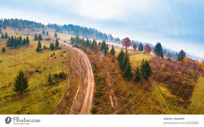 Schlammiger Hang in der herbstlichen Regenzeit. Ferien & Urlaub & Reisen Ausflug Abenteuer Freiheit Expedition Berge u. Gebirge Natur Landschaft Erde Himmel