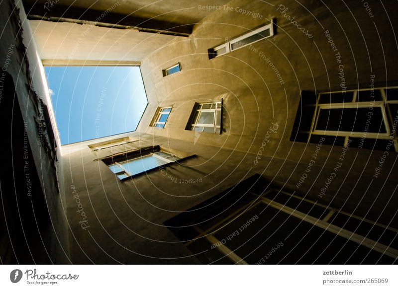 Lichthof Stadt Hauptstadt Stadtzentrum Altstadt Haus Turm Bauwerk Gebäude Architektur Mauer Wand Fassade Fenster alt eng Etage Hinterhof rapunzel wallroth