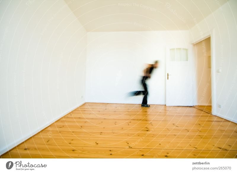 Ausgang Wohnung Mensch Mann Erwachsene 1 Haus Mauer Wand rennen gehen laufen Ziel Ausweg boden ecke raum tür wallroth zielstrebig zimmer Holzfußboden Farbfoto