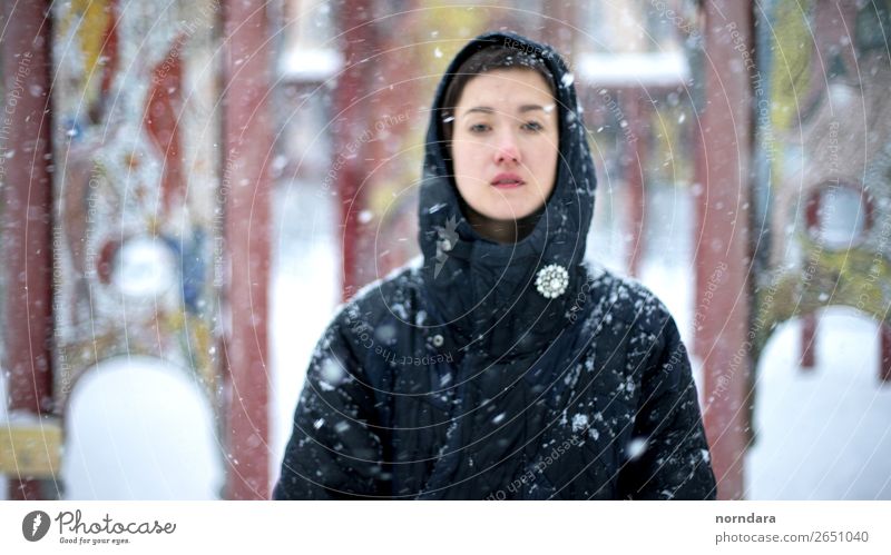 Winter 1 Mensch 18-30 Jahre Jugendliche Erwachsene Luft Klima Wetter Schönes Wetter Schnee Schneefall Mantel Accessoire Blick kalt Winterurlaub überwintern