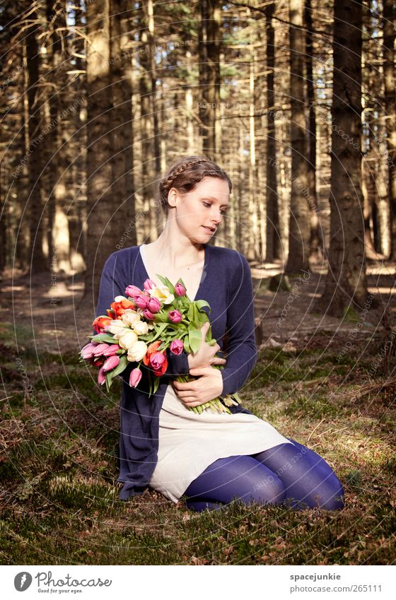 Flowers in the woods (2) Mensch feminin Junge Frau Jugendliche 1 18-30 Jahre Erwachsene Natur Landschaft Sonnenlicht Frühling Baum Blume Sträucher Tulpe träumen