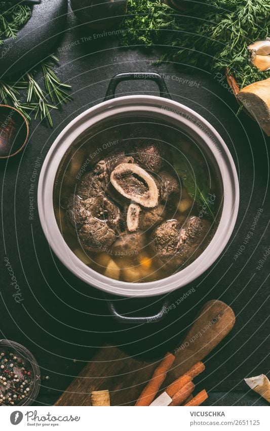 Rinderbrühe in Kochtopf mit gekochte Rinder Beinscheibe Lebensmittel Fleisch Gemüse Kräuter & Gewürze Ernährung Mittagessen Abendessen Bioprodukte Geschirr Topf