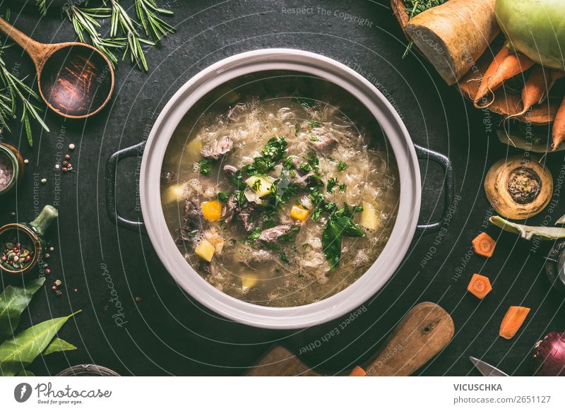 Kohlsuppe in Topf Lebensmittel Fleisch Gemüse Suppe Eintopf Kräuter & Gewürze Ernährung Mittagessen Abendessen Diät Geschirr Löffel Stil Design