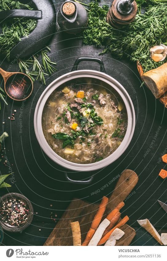 Kohlsuppe mit Fleisch im Topf Lebensmittel Gemüse Suppe Eintopf Kräuter & Gewürze Ernährung Mittagessen Abendessen Bioprodukte Diät Geschirr Löffel Stil Design