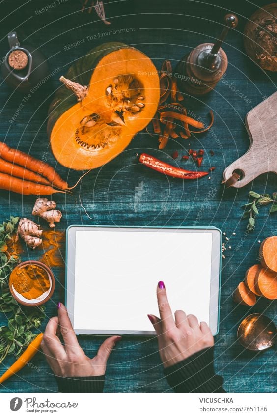 Weibliche Hand mit Tabletten-PC,Kürbis und Lebensmittel Ernährung kaufen Design Gesunde Ernährung Häusliches Leben Computer Internet feminin Finger trendy Stil