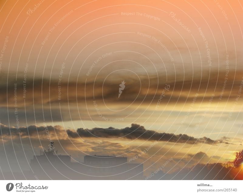 Stadtlandschaft mit Wolken und Nebel Hochhaus Plattenbau Himmel Horizont Sonnenaufgang Sonnenuntergang Haus Bauwerk Gebäude Antenne Abenddämmerung Menschenleer