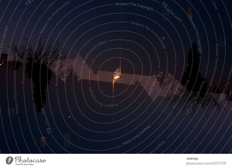 Gute Nacht Stil Wolkenloser Himmel Baum Haus Laterne Straßenbeleuchtung leuchten dunkel Einsamkeit Ende Stimmung Surrealismus Symmetrie Doppelbelichtung