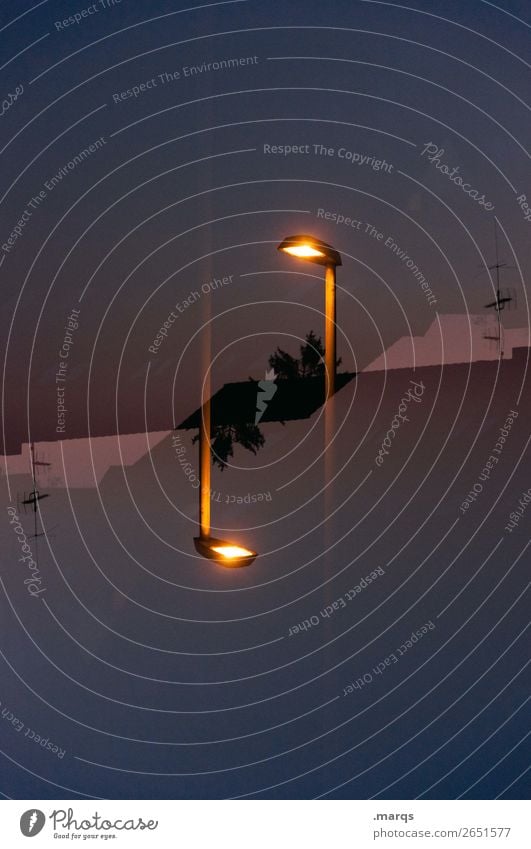 Nachtschicht Stil Wolkenloser Himmel Schönes Wetter Dach Antenne Laterne leuchten ästhetisch dunkel Stimmung bizarr Ordnung Symmetrie Farbfoto Außenaufnahme