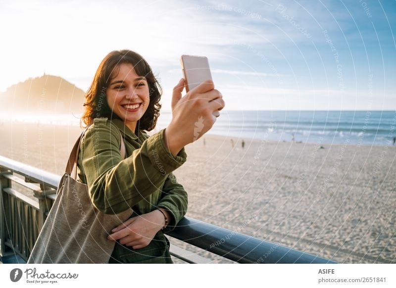 Glückliche Touristenfrau nimmt Selfie mit ihrem Smartphone mit. schön Freizeit & Hobby Ferien & Urlaub & Reisen Strand Meer Telefon Handy PDA