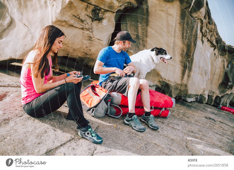 Junge Kletterer ziehen Kletterschuhe an. Freude Freizeit & Hobby Abenteuer Meer Berge u. Gebirge wandern Sport Klettern Bergsteigen Frau Erwachsene Mann Paar