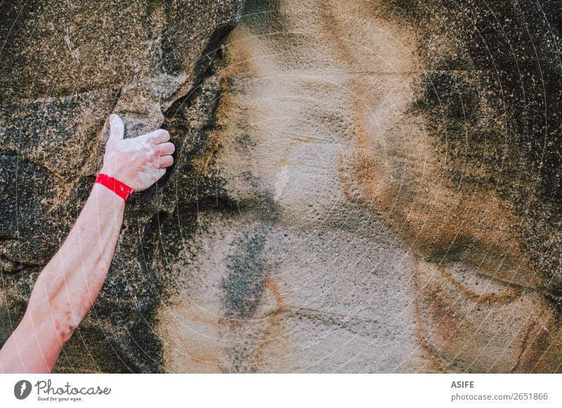 Arm eines Kletterers, der die Risswand greift. Freude Freizeit & Hobby Abenteuer Berge u. Gebirge wandern Sport Klettern Bergsteigen Mann Erwachsene Arme Hand