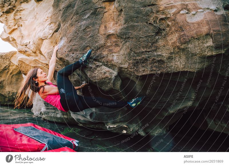 Mutige junge Klettererin Freude Glück schön Freizeit & Hobby Abenteuer Meer Berge u. Gebirge wandern Sport Klettern Bergsteigen Frau Erwachsene Natur Felsen