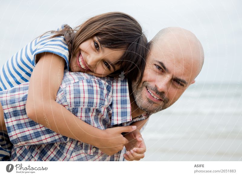 Schönes Vater-Tochter-Porträt Freude Glück schön Strand Meer Kind Eltern Erwachsene Familie & Verwandtschaft Wolken Glatze Lächeln lachen Liebe Umarmen