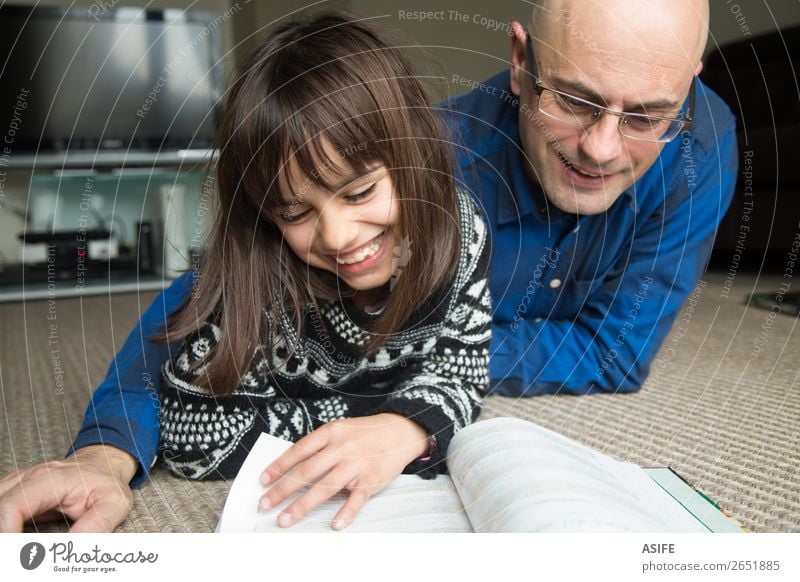 Spaß mit Papa Lifestyle Freude Glück Freizeit & Hobby lesen Wohnzimmer Kindererziehung Schule Eltern Erwachsene Vater Familie & Verwandtschaft Freundschaft