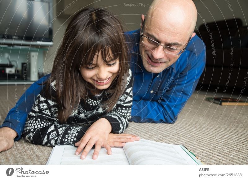 Mit Papa ist das Lernen einfacher. Lifestyle Freude Glück Freizeit & Hobby lesen Wohnzimmer Kindererziehung Schule Eltern Erwachsene Vater