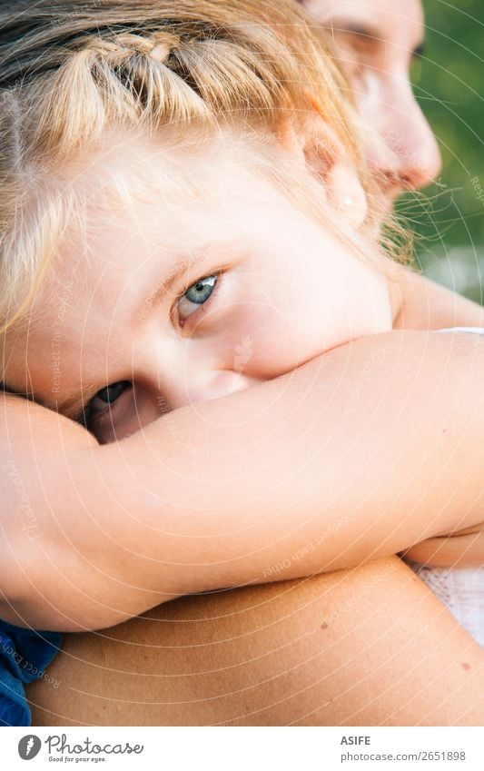 Kleines Mädchen im Arm der Mutter schaut in die Kamera Freude Glück Sommer Kind Baby Kleinkind Frau Erwachsene Eltern Familie & Verwandtschaft Kindheit Arme