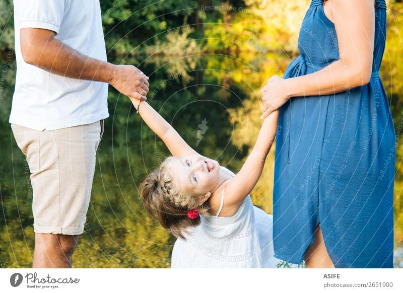 Lustige schwangere Familie in der Nähe eines Flusses im Sommer Lifestyle Freude Glück schön Leben Spielen Kind Baby Kleinkind Frau Erwachsene Mann Mutter Vater