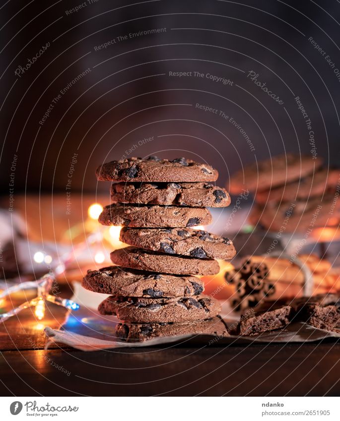 runde Schokoladenplätzchen im Stapel Lebensmittel Kuchen Dessert Süßwaren Frühstück Feste & Feiern Weihnachten & Advent Holz Essen dunkel lecker braun Stimmung