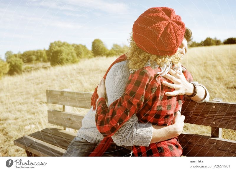 Ein paar glückliche junge Millennials, die verliebt sind. Lifestyle Glück Leben Erholung ruhig Sonnenbad Frau Erwachsene Mann Paar Partner 2 Mensch Herbst Holz