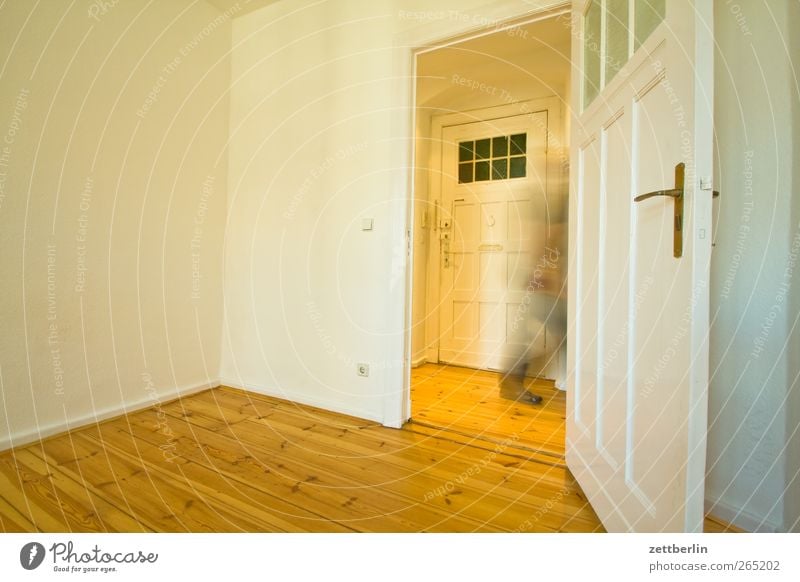 Vorbeigehen Häusliches Leben Wohnung Mensch maskulin Mann Erwachsene 1 Bauwerk Gebäude Architektur Mauer Wand Fenster Tür Holz laufen weiß Altbau boden dielen