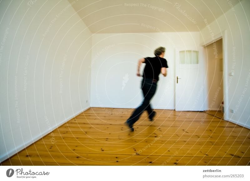 Schnell raus hier! Häusliches Leben Wohnung Raum Wohnzimmer Kinderzimmer Schlafzimmer Mensch Mann Erwachsene Bauwerk Gebäude Architektur gehen laufen Ziel