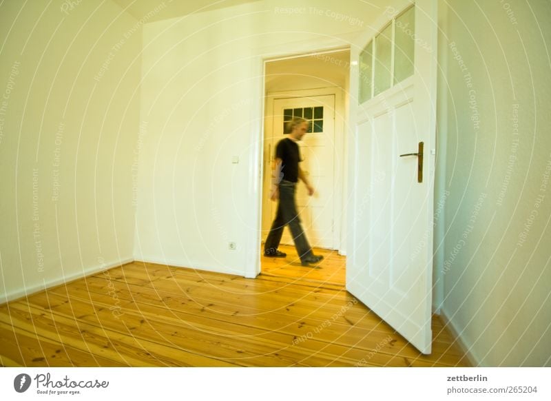 Vorbeilaufen again Häusliches Leben Wohnung Bauwerk Gebäude Architektur Mauer Wand Fenster Tür Holz gehen weiß Altbau boden dielen Flur Haushalt Parkett türen