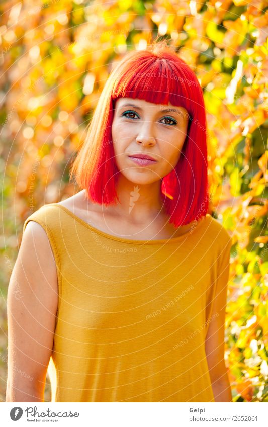 Schöne rothaarige Frau in einem Park. Lifestyle Stil Freude Glück schön Haare & Frisuren Gesicht Wellness ruhig Sommer Mensch Erwachsene Natur Pflanze Mode