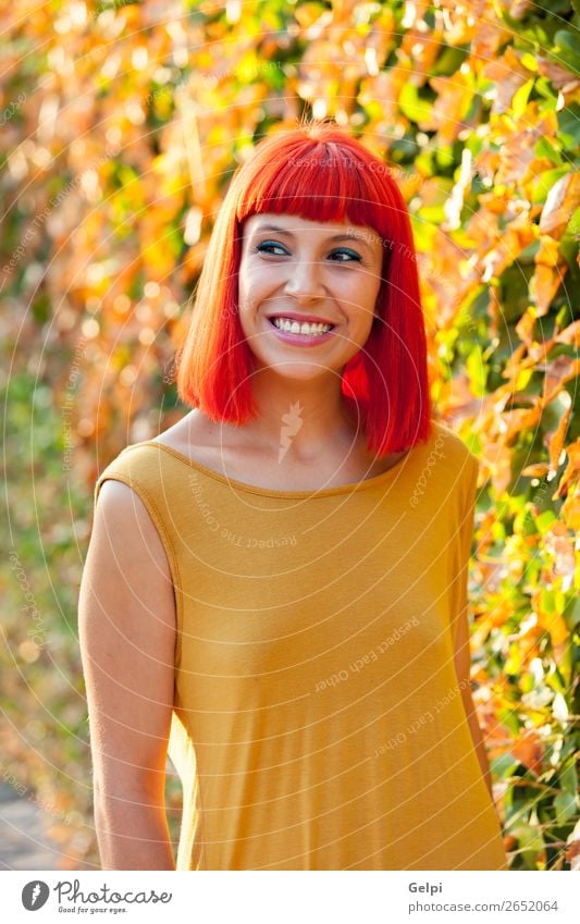 Schöne rothaarige Frau in einem Park. Lifestyle Stil Freude Glück schön Haare & Frisuren Gesicht Wellness ruhig Sommer Mensch Erwachsene Natur Pflanze Mode