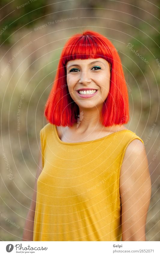 Rothaarige Frau entspannt in einem Park Lifestyle Stil Freude Glück schön Haare & Frisuren Gesicht Wellness ruhig Sommer Mensch Erwachsene Natur Pflanze Mode