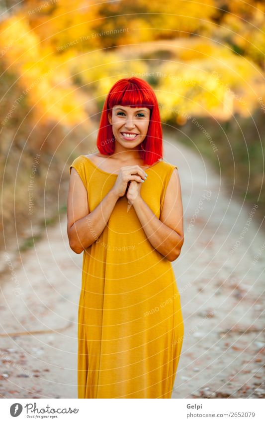 Rothaarige Frau beim Spaziergang Lifestyle Stil Freude Glück schön Haare & Frisuren Gesicht Wellness ruhig Sommer Mensch Erwachsene Wege & Pfade Mode Lächeln