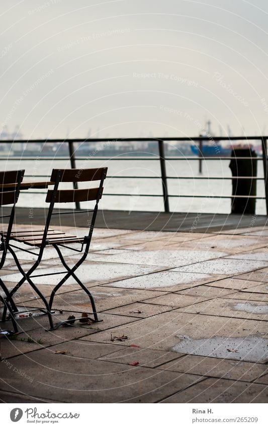 Schiet Wedder Winter schlechtes Wetter Hamburg Hafenstadt Terrasse Schifffahrt Binnenschifffahrt authentisch Gartenstuhl Geländer Gedeckte Farben Außenaufnahme