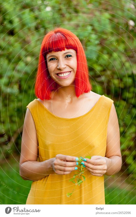 Rothaarige Frau entspannt in einem Park Lifestyle Stil Freude Glück schön Haare & Frisuren Gesicht Wellness ruhig Sommer Mensch Erwachsene Natur Pflanze Mode