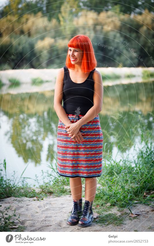 Schöne rothaarige Frau mit einem schönen Rock entspannt Lifestyle Stil Freude Glück Haare & Frisuren Gesicht Wellness ruhig Sommer Mensch Erwachsene Natur