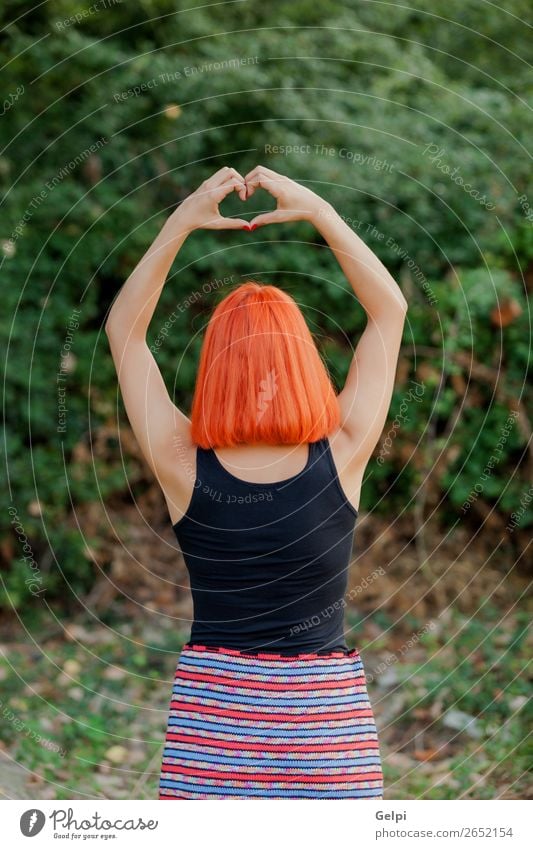 Mädchen, das ein Symbol für Herzform macht. Glück schön harmonisch Freiheit Sommer Valentinstag Mensch Frau Erwachsene Familie & Verwandtschaft Freundschaft