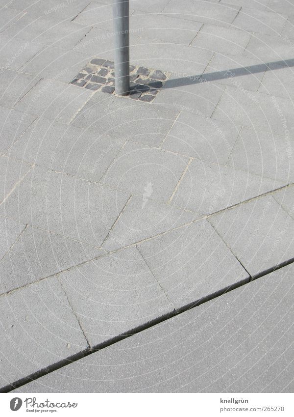 Schattenspender Platz eckig hell grau silber Stadt Laternenpfahl Bürgersteig Bodenplatten Fuge Pflastersteine Farbfoto Gedeckte Farben Außenaufnahme